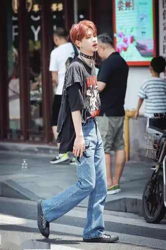 黄明昊昨日上班图如同街拍大片 是被时尚之神眷顾的昊哥没错!