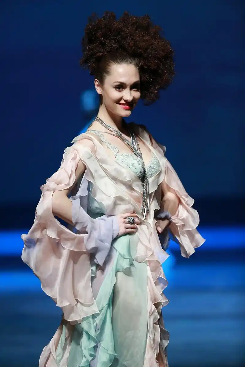 品牌内衣发布会走秀:冷艳的超模,眼神电力十足