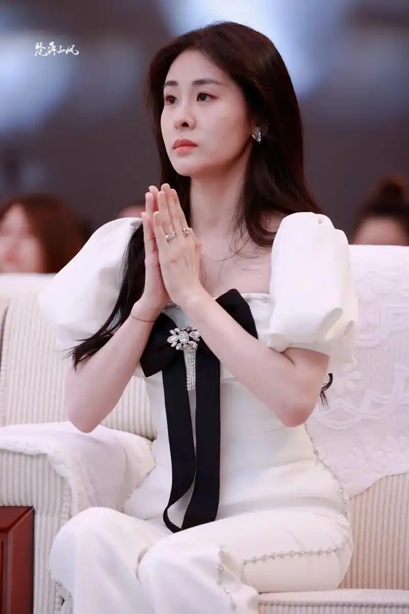 张碧晨 辉山奶粉官方代言人来喽!(图源:微博@梵落山风) - 抖音