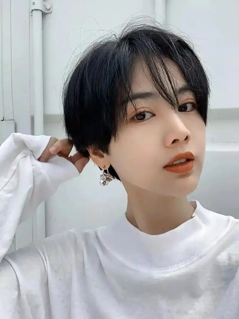 发型 #短发 中性超短发,比较清爽,干净利落.刘海部分剪到 - 兑趑