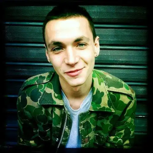 求这个外国平头型男的名字!找了好久了 有谁知道告诉我吧 万分感谢