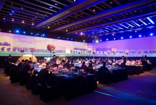 温馨惬意的晚宴现场.