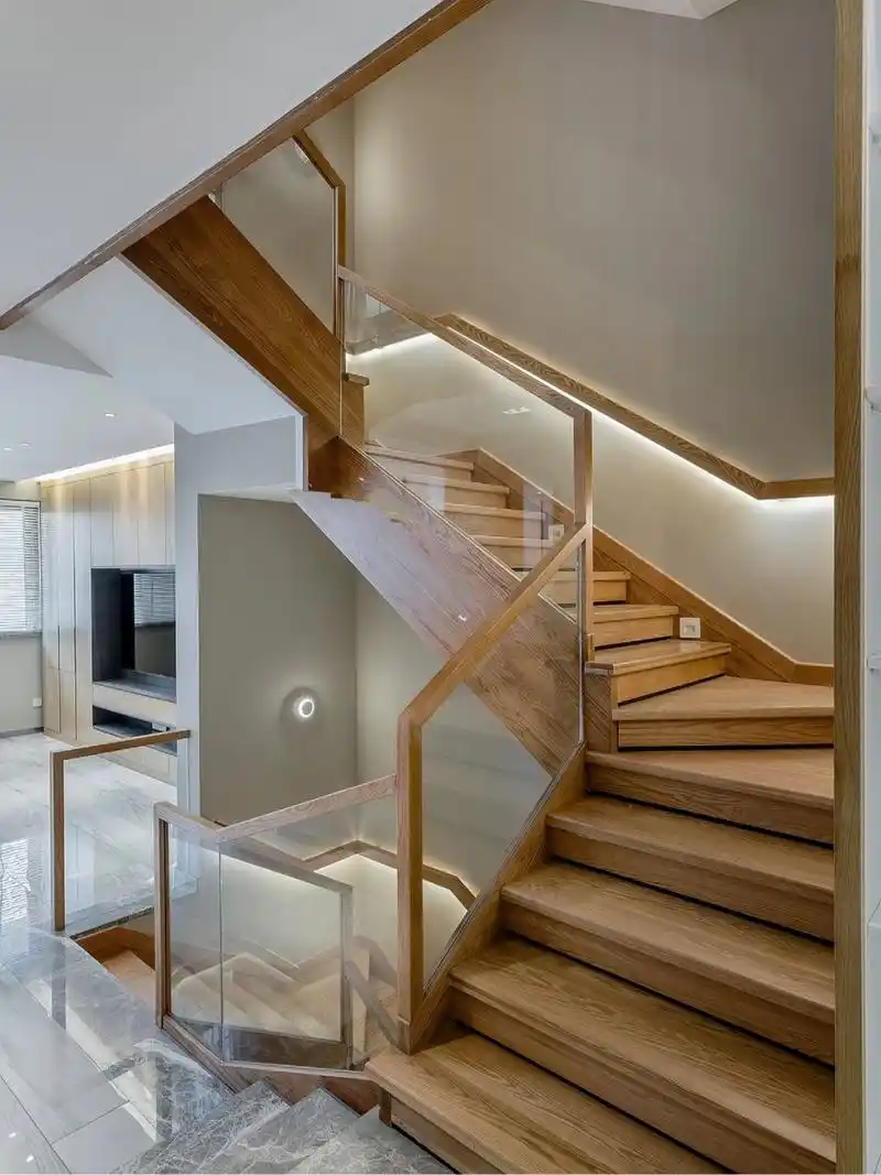 实木楼梯踏步77玻璃扶手 精致又温馨 楼梯踏步选择实木,扶手选择