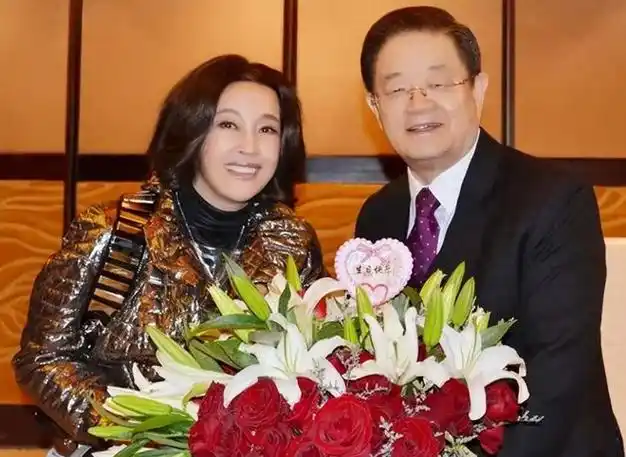 70岁刘晓庆和81岁老公同框她年轻有活力他一头白发像两父女