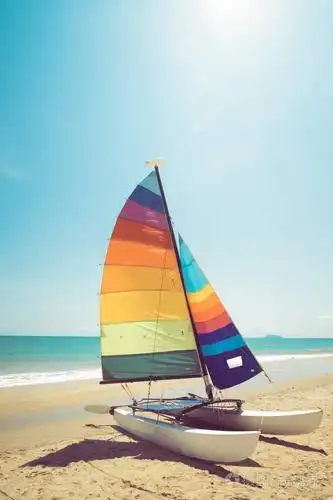 夏季热带海滩上五颜六色的帆船.复古 coor 效果