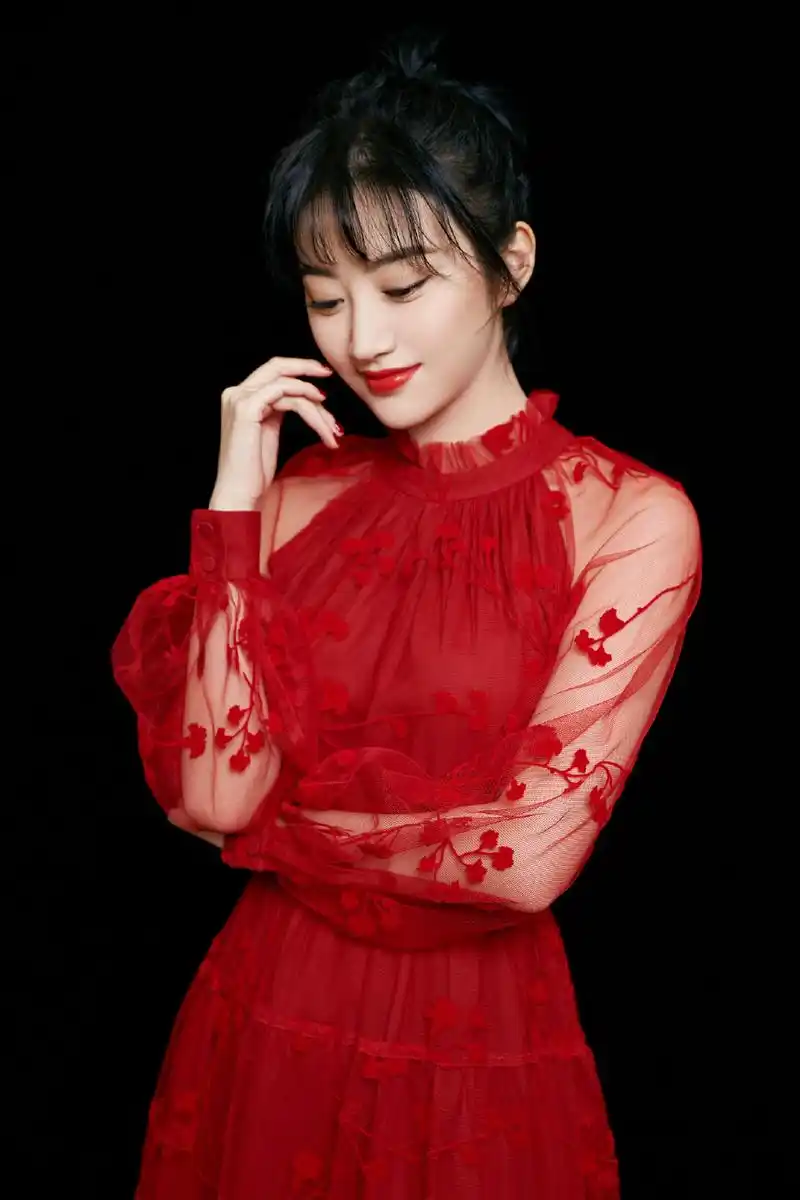 景甜红色蕾丝长裙性感写真图片