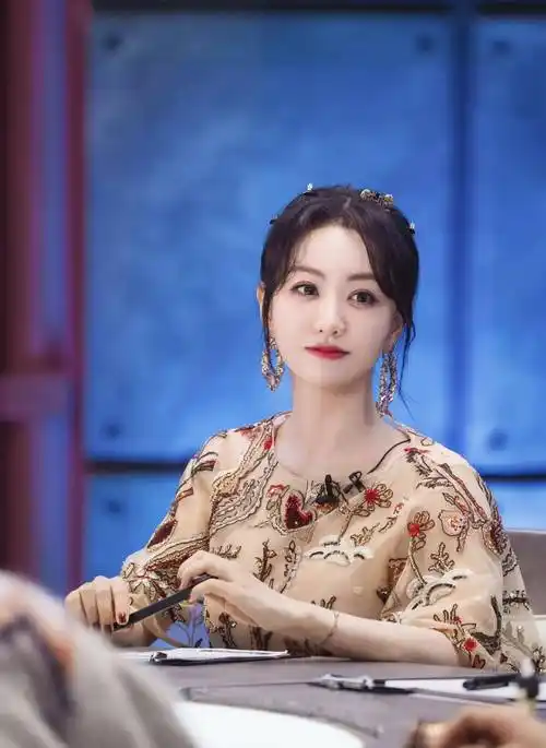 女星杨蓉时尚写真:靓丽姣美,五官端正