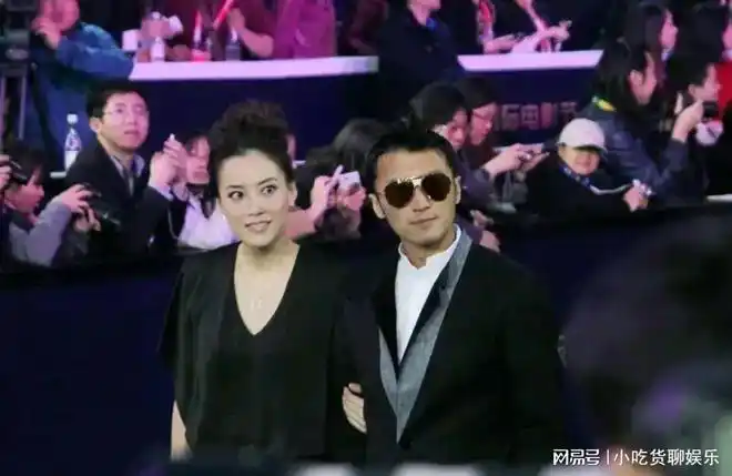 谢霆锋罕见携经纪人走红毯霍汶希一袭黑裙气质惊艳太像王菲了