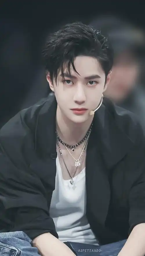 王一博水中滑步##王一博湿身水舞台