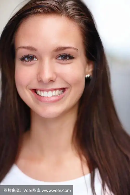 一个年轻女子微笑的特写