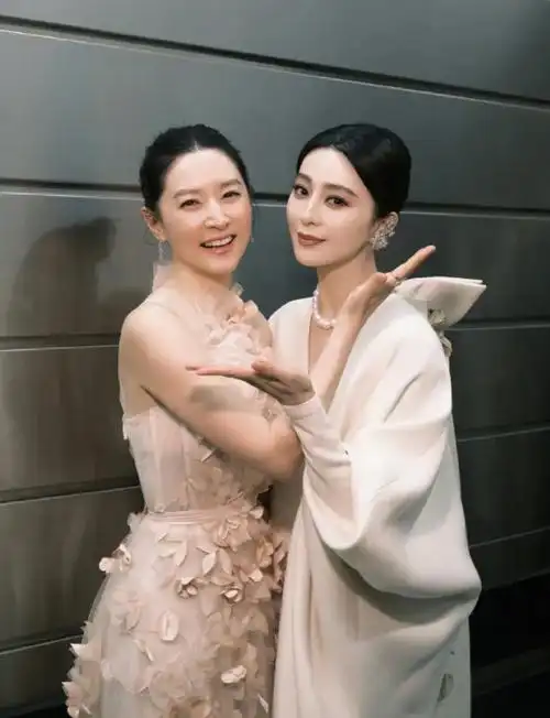 原创香港这一夜躲过了赵丽颖蒋勤勤我却被42岁劣迹艺人惊艳了