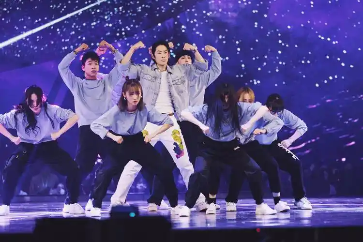 吴建豪回归街舞4总决赛超强卡点液态火焰上演震撼舞台秀