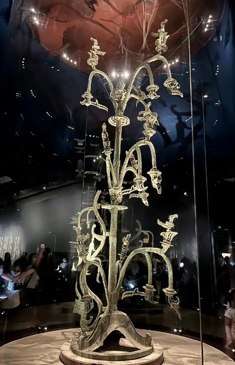 被三星堆里的青铜神树震撼到了!