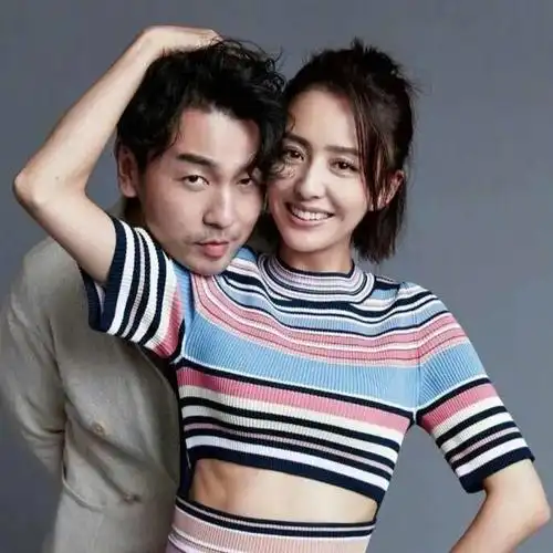 他跟佟丽娅在一起才完美,在他面前佟丽娅就像是被守护的天使