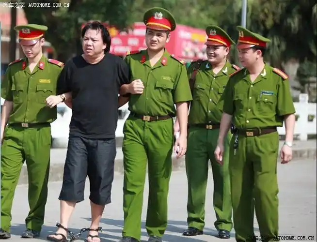 越南警察开的是什么车啊图不是很清楚