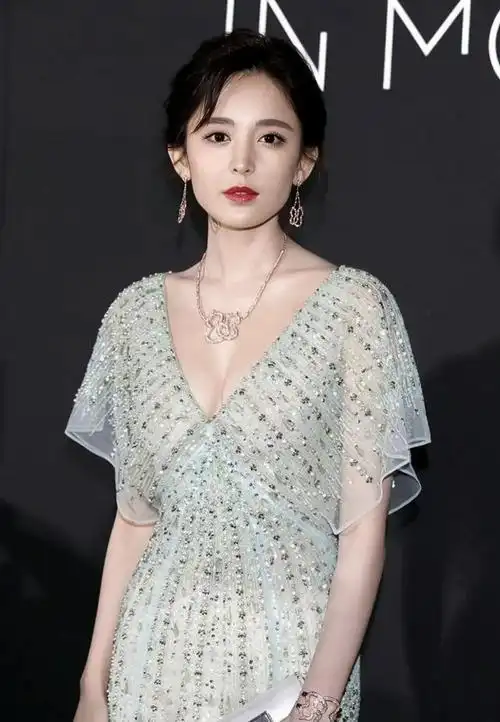 古力娜扎太妖艳了穿着鱼尾裙大秀好身材