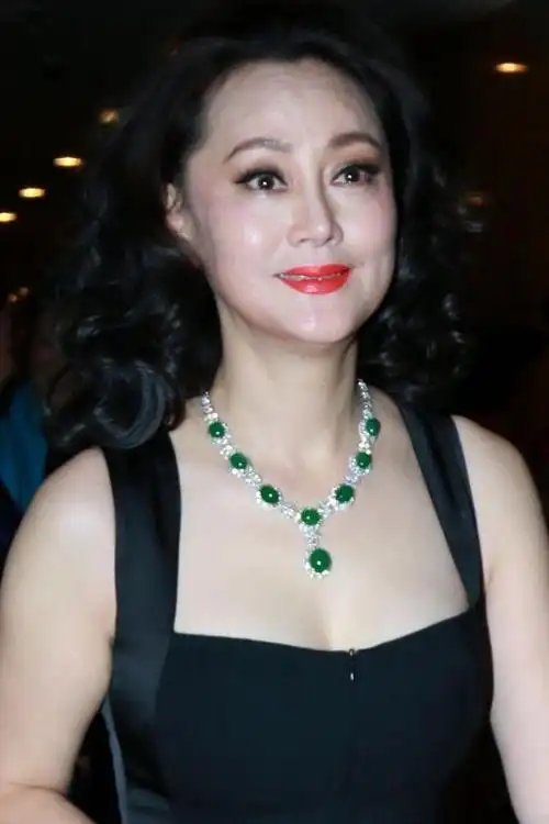 大宋佳的气质太高贵了穿连体裤雍容典雅翡翠项链衬得肌肤挺白