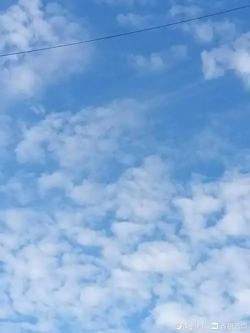 我喜欢 蔚蓝色天空 澄澈如透明的水晶