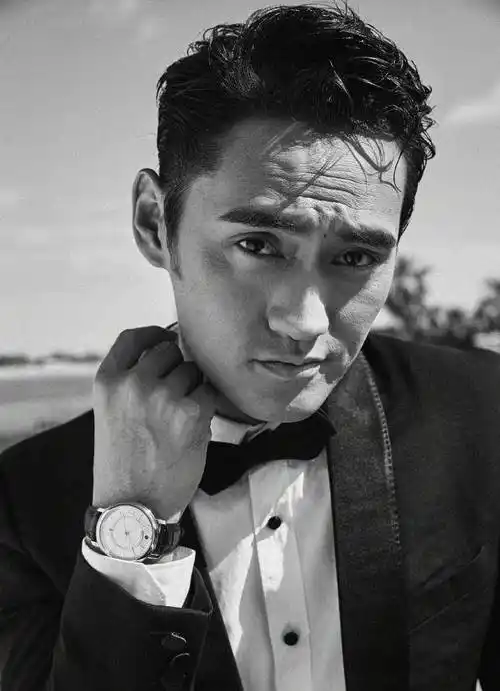 37岁袁弘最新写真,深度抬头纹搭凌乱头发,张歆艺大呼:老公最帅_西装