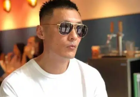 余文乐晒帅气短发照被网友夸赞:被奶爸帅到了