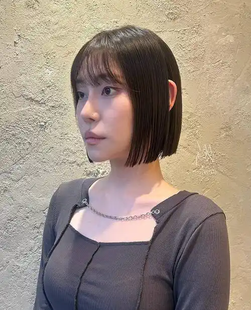 越简单越时尚,一刀切直发波波头,你的发型新选择