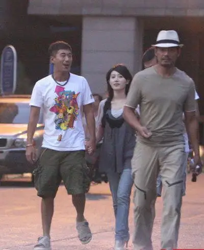 组图张默疑似牵手新女友边走边笑表情暧昧