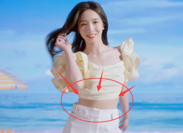 孟美岐穿露腰装拍广告,转身挤出两层赘肉,明星也逃不开过年吃胖