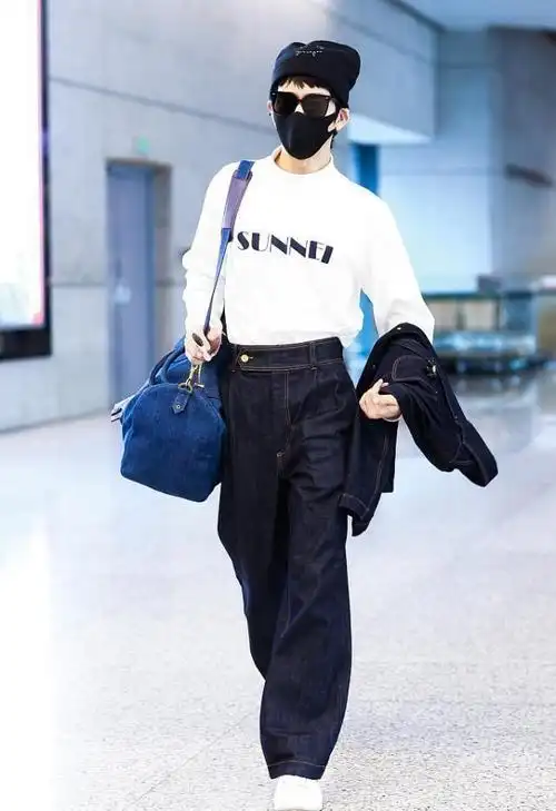 井柏然出门跟街拍似的穿着睡衣牛仔套装慵懒中又不失精致