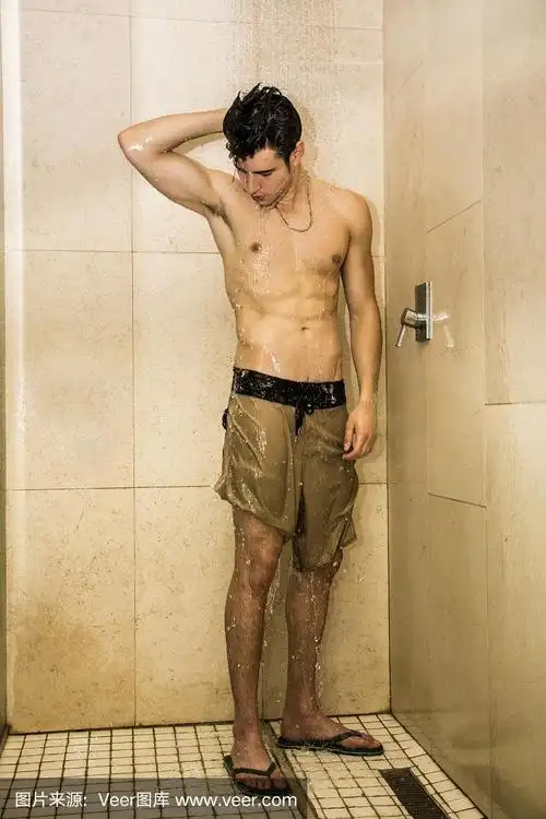 迷人的年轻肌肉男洗澡