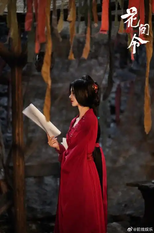 鞠婧祎鞋底好厚#鞠婧祎古装造型原来也穿了厚底鞋,红色鞋子白色的