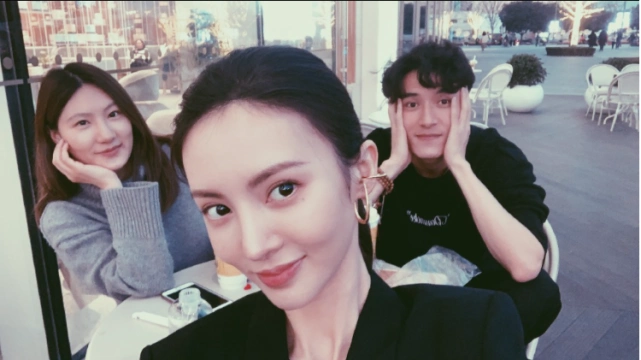 金晨被指嘴歪,晒童年照大方承认,还回应强调没有拿恋情炒作