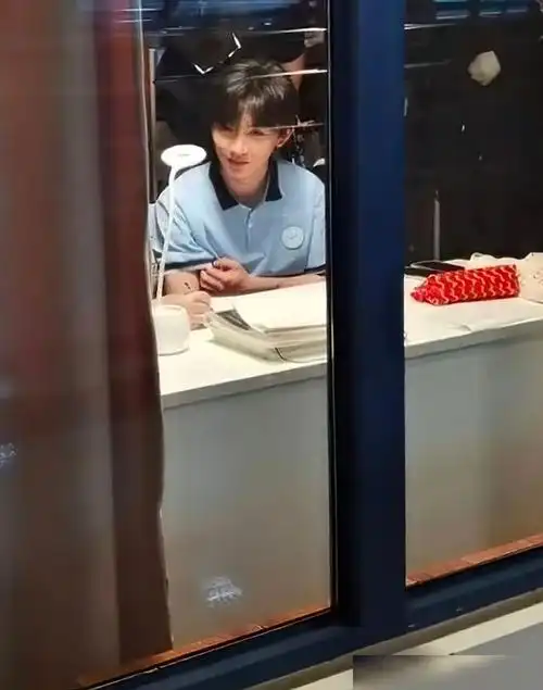 马嘉祺"上课照"被传,穿蓝色校服趴在桌子上,这颜值真实存在?