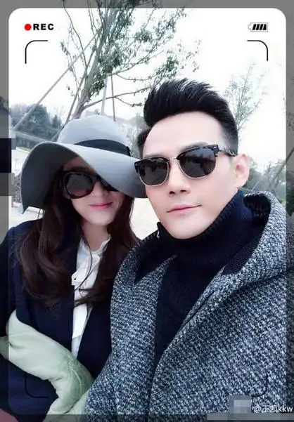 照片中,王凯身穿灰色外套,与身穿蓝色外套的陈乔恩紧紧站在一起,二人