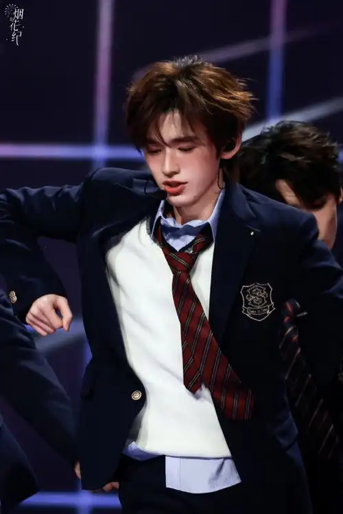 宋亚轩超话240113#微博之夜#你看到的我是蓝色的hashtag: 04 美高