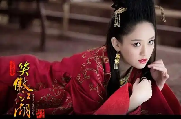 而饰演东方不败的陈乔恩,造型则分外妖娆,十分抢眼.