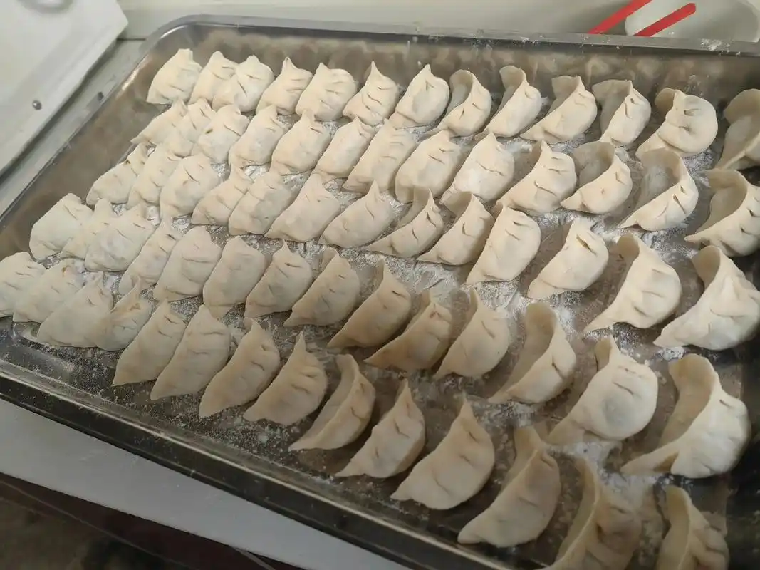 第一次过年在婆婆家包饺子.