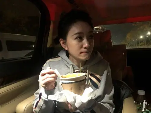 李小冉晒杀青照,40多岁确实不显老,就是素颜脖颈纹很明显