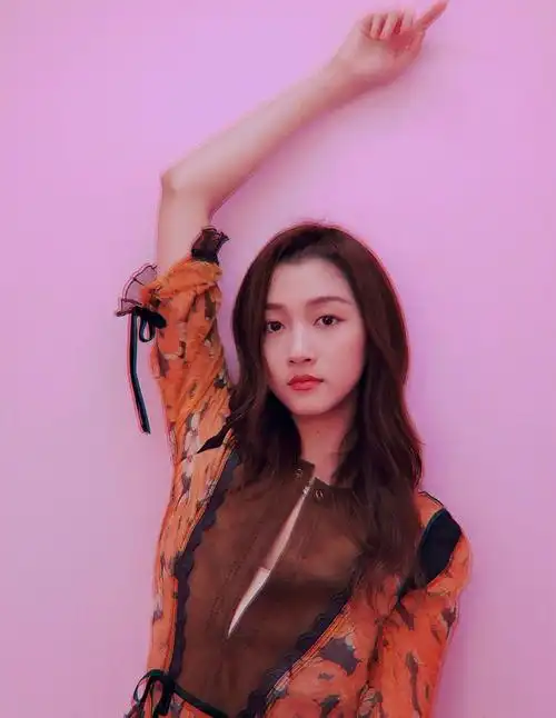 关晓彤主持白玉兰颁奖,从被嘲到全网夸奖,为啥有如此逆转呢?