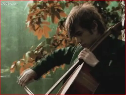 求《晴天》里周杰伦拉大提琴的图片