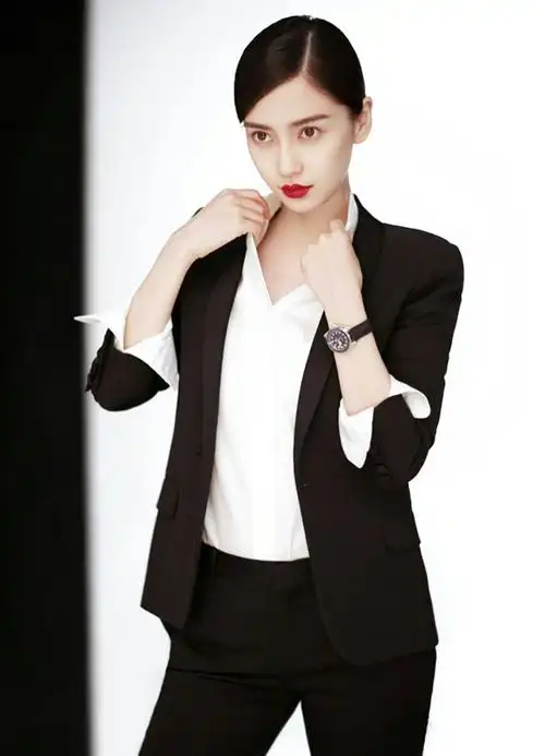baby身穿职业套装,将衬衣的袖口轻轻挽起,衣领微敞,干练中又透露着