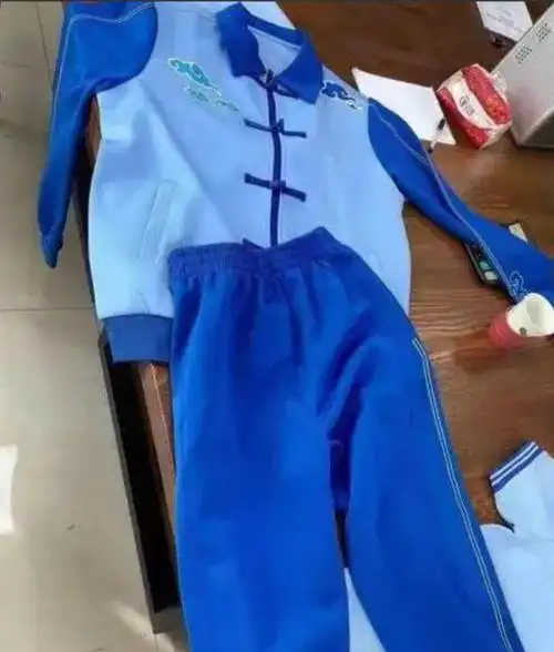 山东一学校校服被吐槽太瘆人款式像是寿衣网友一言难尽