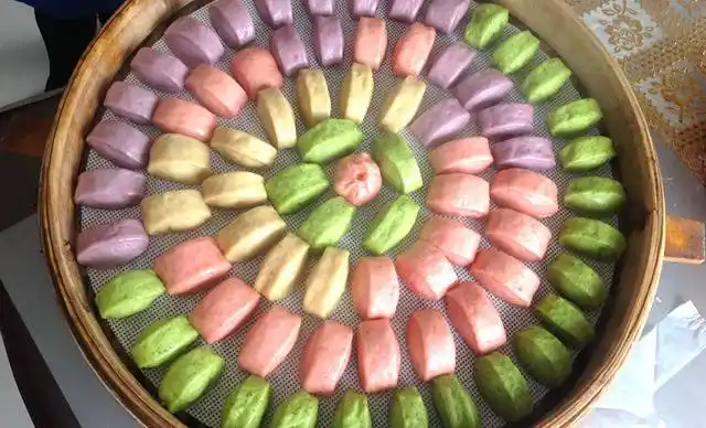 随着制作工艺的不断创新,馒头也可以做出很多新花样,形态各异又五彩