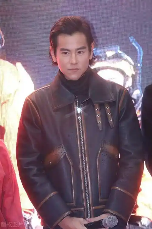 彭于晏现身发布会,皮夹克加侧背头男人味十足,就是裤子有点减分_整体