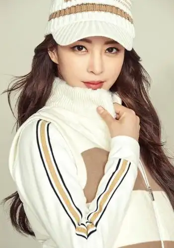 韩艺瑟拍秋冬季写真,短裙搭配过膝袜,气质依旧不输少女