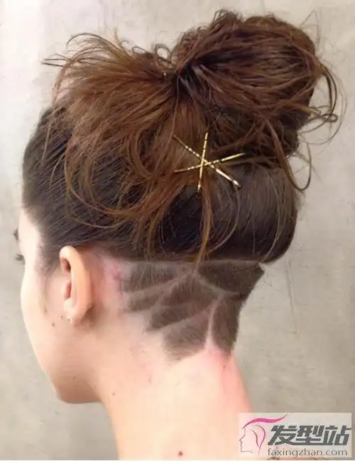 女生长发后面剃掉一半 个性微刺青刻发让你温柔耍坏_发型站_最新流行