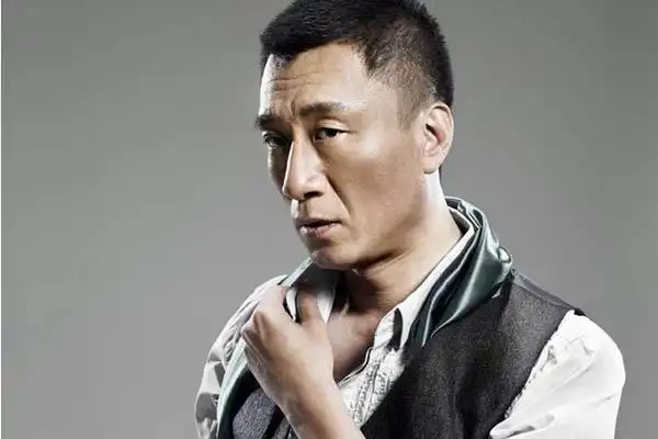 还有人建议孙红雷去割双眼皮,说红雷你单眼皮眼睛太小,鼻子太大了