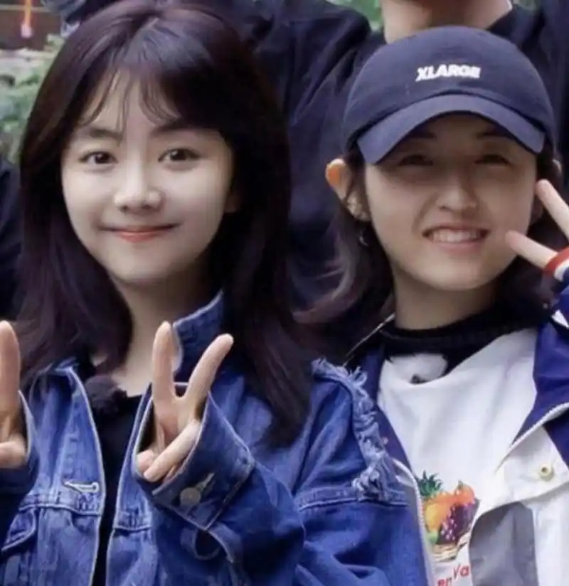 1990年的谭松韵,与2001年出生的张子枫一起同框