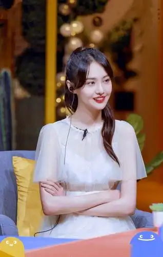 郑爽晒粉色仙女裙自拍,大长腿吸睛仿佛开了仙女滤镜