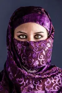 伊斯美妮传统面纱的阿拉伯女性,眼神强烈,神秘美照片