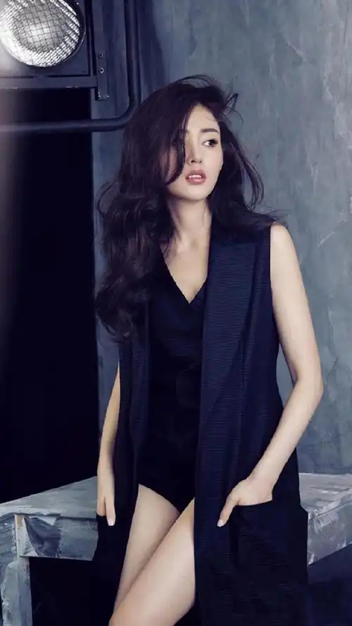 抛开年龄不谈张天爱的颜值身材在娱乐圈都算是顶级的就是缺人捧